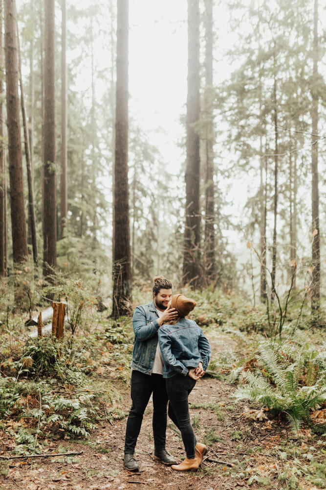 couple kissing in washington forest